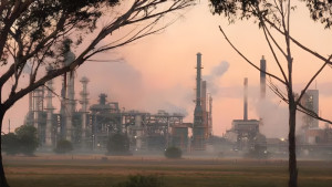 জ্বালানি সংকটের মধ্যেই অস্ট্রেলিয়ায় তেল শোধনাগারে আগুন