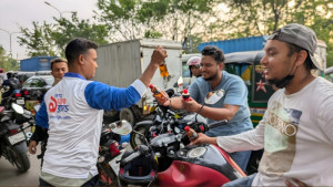 তীব্র গরমে জ্বালানির জন্য অপেক্ষা, বিনা মূল্যে মিলল পানীয়