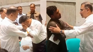 সংসদে দর্শক গ্যালারিতে শহীদ পরিবার ও আহতদের কাছে গেলেন প্রধানমন্ত্রী