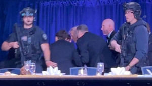 নৈশভোজে গুলির শব্দ, মঞ্চ থেকে ট্রাম্পকে সরিয়ে নিল সিক্রেট সার্ভিস