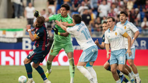 লাল কার্ড দেখেই ক্ষিপ্ত গোলকিপার, প্রতিপক্ষকে ঘুষি মারলেন মাঠেই