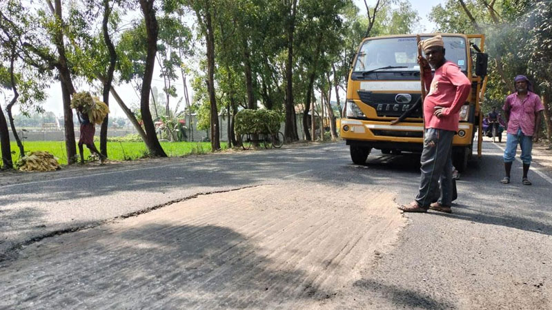 ২৭ কোটি টাকায় সংস্কার, ৪ মাস না যেতেই উঠছে কার্পেটিং