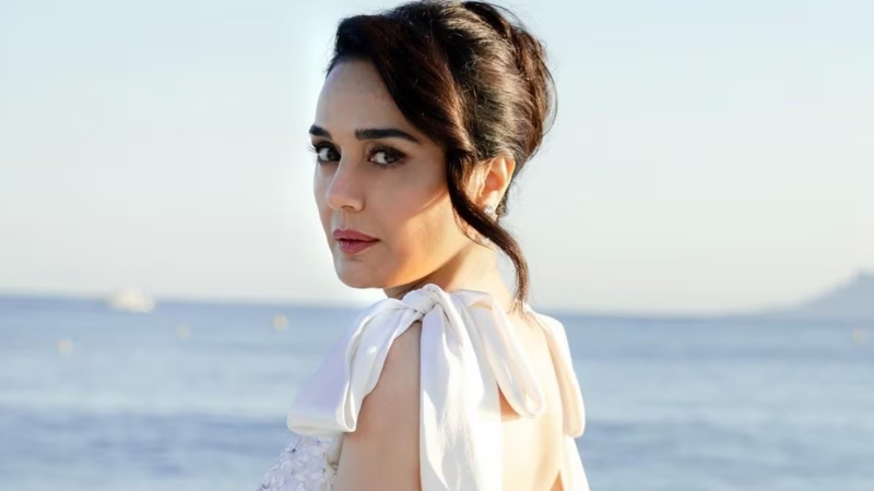 কিভাবে এখনো ত্বকের উজ্জ্বলতা ধরে রেখেছেন অভিনেত্রী প্রীতি জিনতা