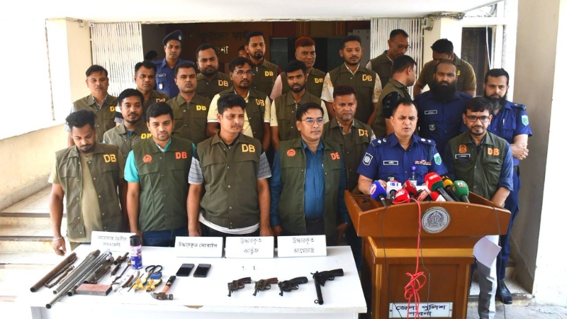 বিদেশী অস্ত্র-গুলিসহ যুবক আটক