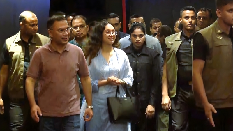 মেয়েকে নিয়ে প্রেক্ষাগৃহে সিনেমা দেখলেন প্রধানমন্ত্রী