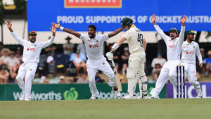 স্মিথ নিজেও ধরে নিয়েছিলেন, ব্যাটে লেগেই আউট হয়েছেন!
