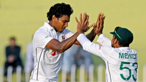 মিরাজের সেঞ্চুরির পর বোলারদের জোড়া আঘাত, শুরুতেই চাপে অস্ট্রেলিয়া