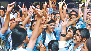 পাসের হার ও জিপিএ-৫—দুটোতেই এগিয়ে মেয়েরা