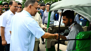 জুলাইযোদ্ধাদের সিএনজি-রিকশা উপহার দিলেন প্রধানমন্ত্রী