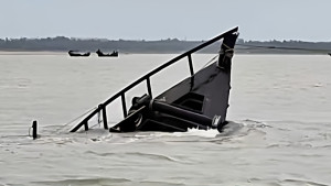 বঙ্গোপসাগরে ঢেউয়ের কবলে ট্রলার দ্বিখণ্ডিত, নিউজিল্যান্ডের শিশু নিখোঁজ