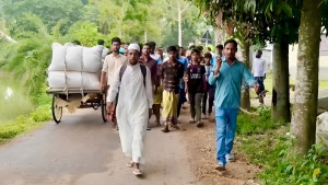 হেঁটেই মক্কার পথে রওনা দিলেন দুলাল
