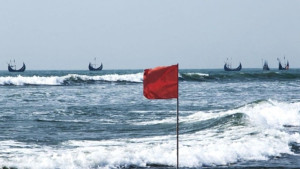 সব সমুদ্রবন্দরে ৩ নম্বর সতর্ক সংকেত