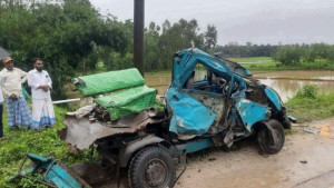 বাস-লেগুনা সংঘর্ষে প্রাণ গেল ৪ জনের