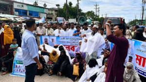 জমাকৃত টাকা ফেরত চেয়ে ব্যাংক গ্রাহকদের বিক্ষোভ
