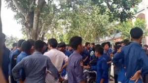 শিক্ষককে লাঞ্ছিতের প্রতিবাদে বিদ্যালয়ে তালা দিয়ে শিক্ষার্থীদের বিক্ষোভ