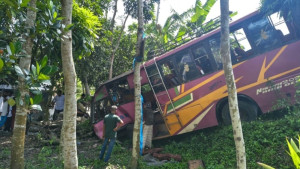 ট্রাকের সঙ্গে সংঘর্ঘে ছিটকে পড়ল বাস, প্রাণ গেল ৩ জনের