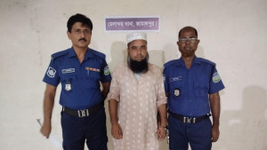 গৃহবধূর গোসলের ভিডিও ধারণ, কাপড় ব্যবসায়ী গ্রেপ্তার