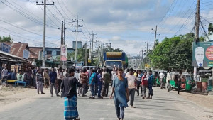 গ্যাস সংকটের প্রতিবাদে মহাসড়ক অবরোধ, ভোগান্তিতে যাত্রীরা