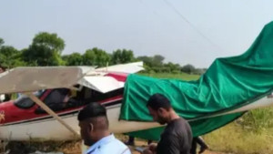 ভারতে জরুরি অবতরণের সময় প্রশিক্ষণ বিমান বিধ্বস্ত