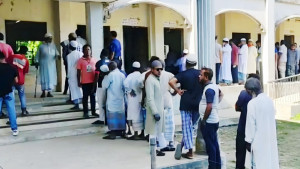 নির্বাচনের আগে প্রার্থী বাছাই করতে গ্রামবাসীর ভোটাভুটির আয়োজন