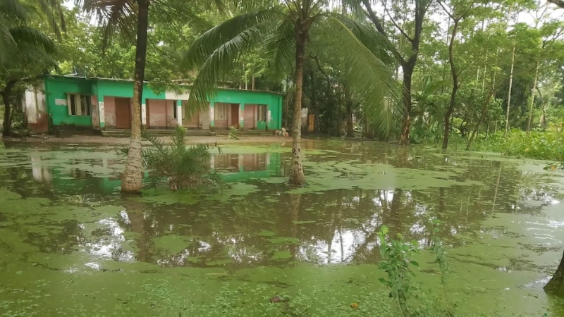 বর্ষা এলেই বিদ্যালয়ের মাঠে হাঁটুপানি