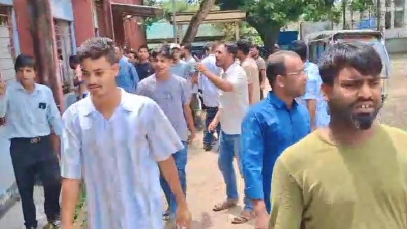 ফ্যামিলি কার্ডের তথ্য সংগ্রহকারী নিয়োগে অনিয়মের অভিযোগে বিক্ষোভ