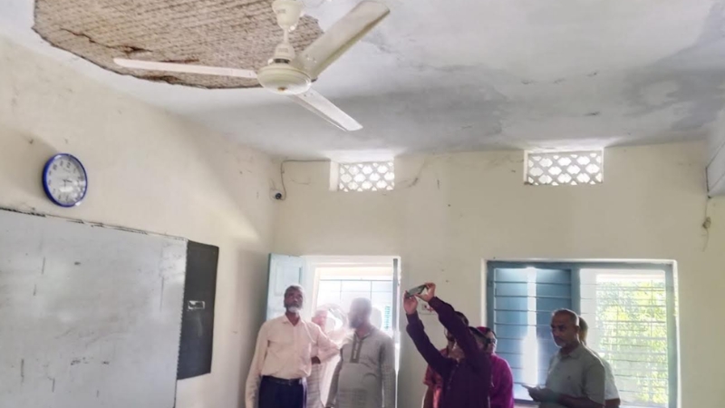 ক্লাস চলাকালে শিক্ষকের মাথায় ভেঙে পড়ল ছাদের পলেস্তারা