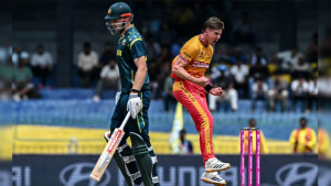 অস্ট্রেলিয়ার পিঠে চাবুক জিম্বাবুয়ের