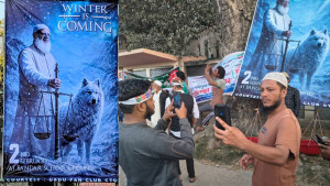 চট্টগ্রামে ‘উইন্টার ইজ কামিং’ ব্যানার কারা লাগাল?