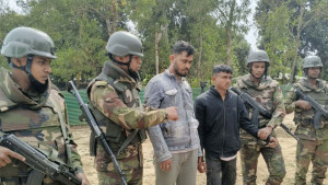 উখিয়ায় রোহিঙ্গা সশস্ত্র কমান্ডারসহ ২ মাদক কারবারি গ্রেপ্তার