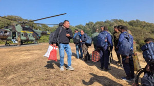 দুর্গম পাহাড়ি ভোটকেন্দ্রে যেভাবে যাচ্ছে ভোটের মালামাল
