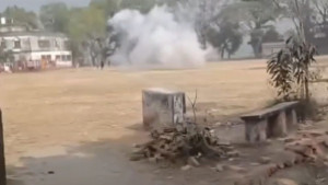 মুন্সীগঞ্জে ভোটকেন্দ্রের সামনে মুহুর্মুহু ককটেল বিস্ফোরণ