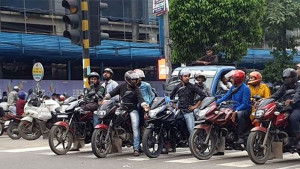 আজও মোটরসাইকেল চলাচলে নিষেধাজ্ঞা, চলবে অন্যসব বাহন