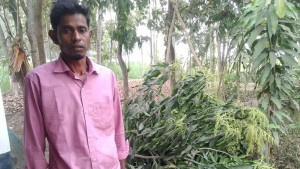 সবজি ক্ষেতের ওপর ক্ষোভ ঝাড়লেন জামায়াত সমর্থক