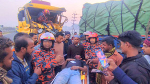 দাঁড়িয়ে থাকা ট্রাকে চলন্ত ট্রাকের ধাক্কা, নিহত ১