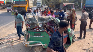 গ্যাসবাহী লরি ও সিএনজির মুখোমুখি সংঘর্ষে নিহত ৫
