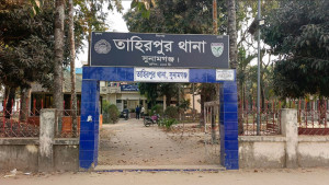 চুরির দায়ে গাছে বেঁধে যুবককে মারধর, উদ্ধার করল পুলিশ