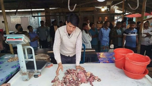পচা মাংস বিক্রির দায়ে ব্যবসায়ীকে ১০ হাজার টাকা জরিমানা