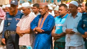 মাকে দাফনের তিন দিন পর আবার হাতকড়া পরে বাবার জানাজায় দুই ভাই