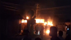 মুন্সীরহাটে দাঁড়িয়ে থাকা তিন বাসে আগুন