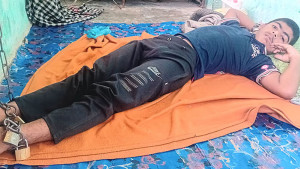 চিকিৎসার টাকা নেই, ছেলেকে শিকলবন্দী করে রাখছেন মা