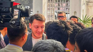 কেন বাংলাদেশে এসেছেন মেসুত ওজিল