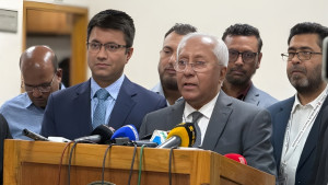 কেন্দ্রে সবাই মোবাইল ফোন নিয়ে যেতে পারবে: ইসি