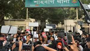 ডিসি মাসুদকে অপসারণের দাবিতে ঢাবি শিক্ষার্থীদের বিক্ষোভ