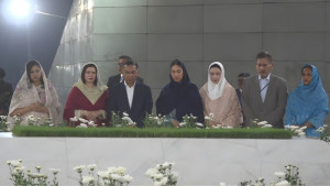 মা-বাবার কবর জিয়ারত নতুন প্রধানমন্ত্রীর