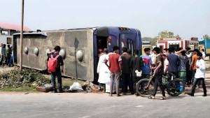 ফরিদপুরে যাত্রীবাহী বাস উল্টে নিহত ২