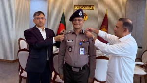 নতুন আইজিপিকে র‍্যাংক ব্যাজ পরিয়ে দিলেন প্রধানমন্ত্রী