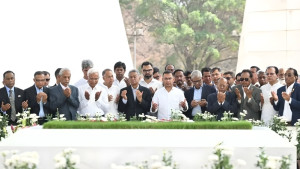 জিয়াউর রহমান ও খালেদা জিয়ার কবর জিয়ারত করলেন প্রধানমন্ত্রী