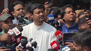 মির্জা আব্বাসের ভোটকেন্দ্রে নাসীরুদ্দীন পাটওয়ারী