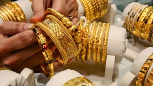 একদিনের ব্যবধানে সোনার ভরিতে কমলো ৬৫৯০ টাকা